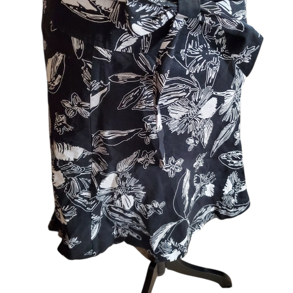 Womens Size 10 Merona Black and White Floral Skirt